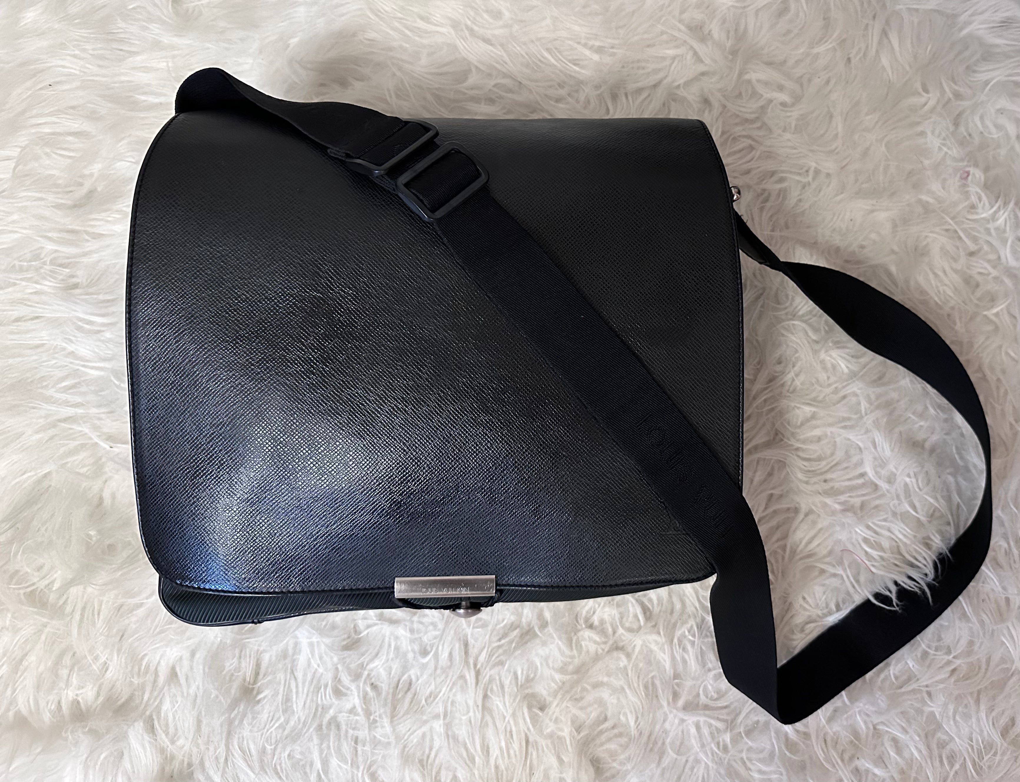 LOUIS VUITTON Black Messenger MM